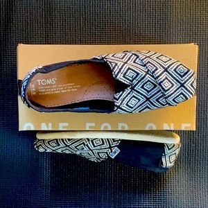 Women’s TOMS shoes